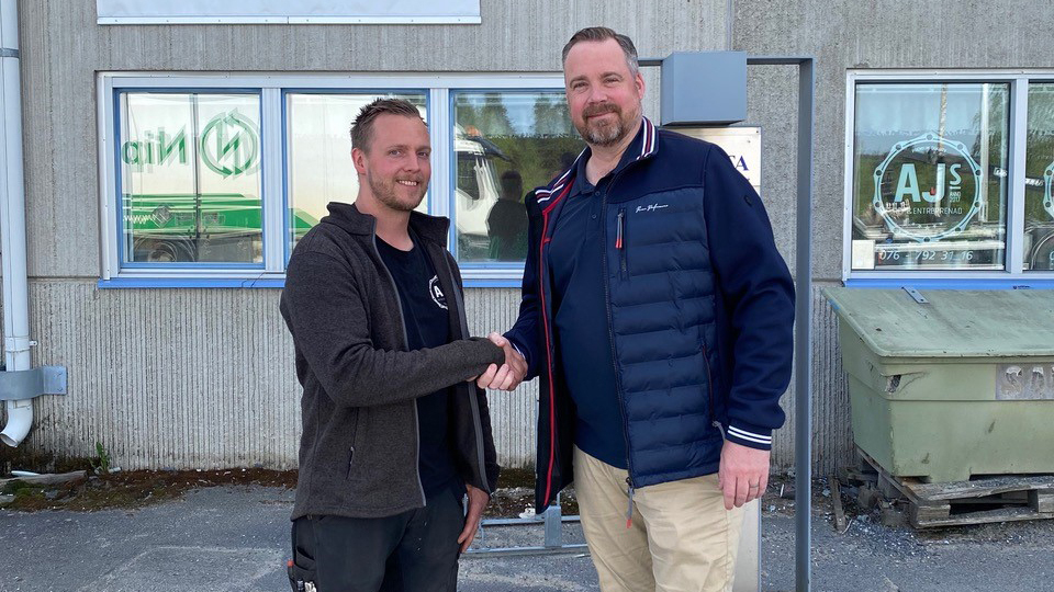 Pär Melin, VD på Berners Person & Transportbilar, och Alexander Jakobsson på AJ’s Rep och Entreprenad AB slutförde affären den 29/5-2023.